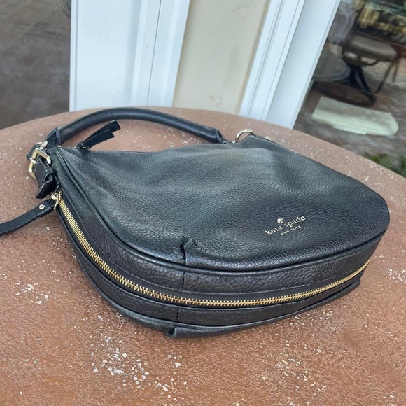 Kate spade shoulder bag 
Also comes with an adjustable long strap - Picture 3 of 5